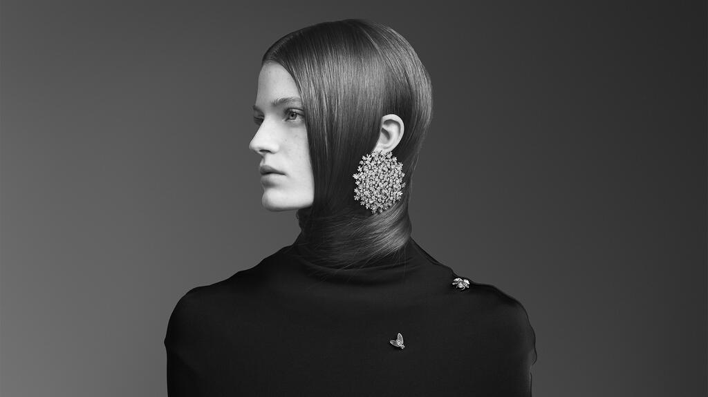 The “Fleur De Carotte” brooch, translating to “carrot flower,” can become a hair jewel like it is seen here. The piece depicts tiny flowers through pavé diamonds set in white gold. Boucheron Fleur De Carotte Brooch Hair Jewel